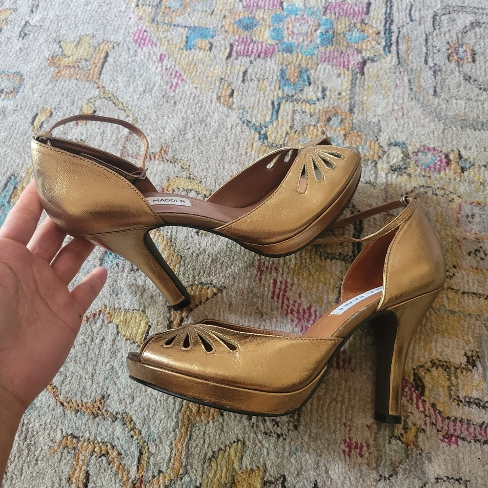 Steve Madden Metallic Gold Vintage style Peep Toe Pumps Heels Size 6.5